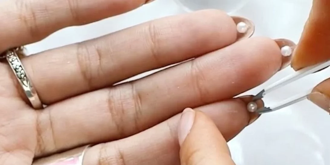 Το πιο κομψό manicure θέλει τις πέρλες να κρύβονται κάτω από τα νύχια σου..