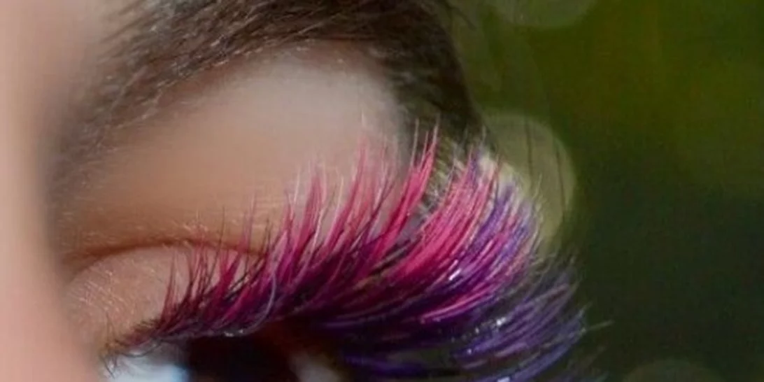 Βάψε τα μαλλιά σου ίδια απόχρωση με τις βλεφαρίδες σου. Τι; Δεν το έχεις κάνει ακόμα;