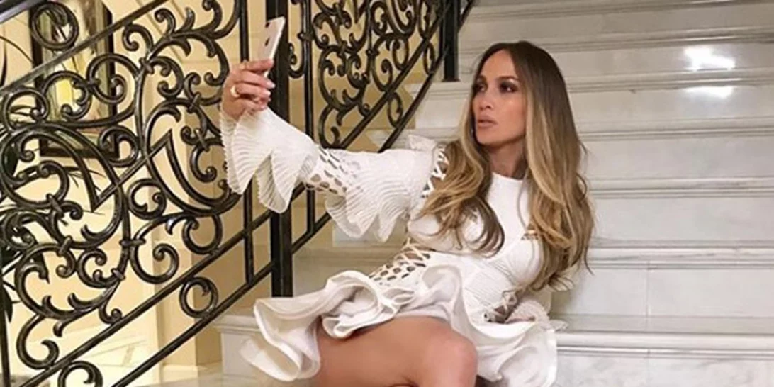 Η Jennifer Lopez με total Versace look στη συναυλία της στο Ντουμπάι