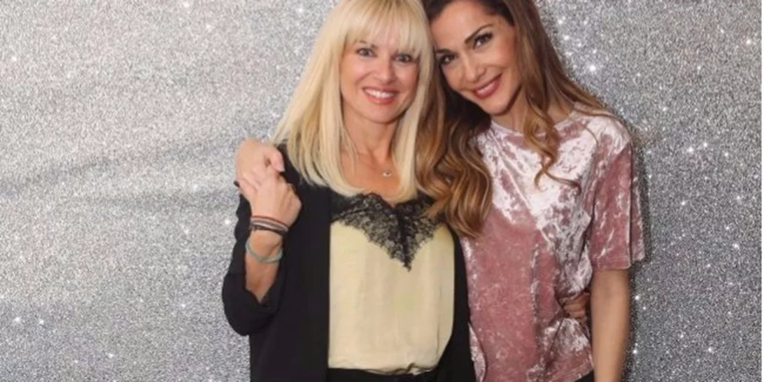 Δέσποινα Βανδή | Αγκαλιά με την Μαρία Μπεκατώρου μετά την θεατρική παράσταση