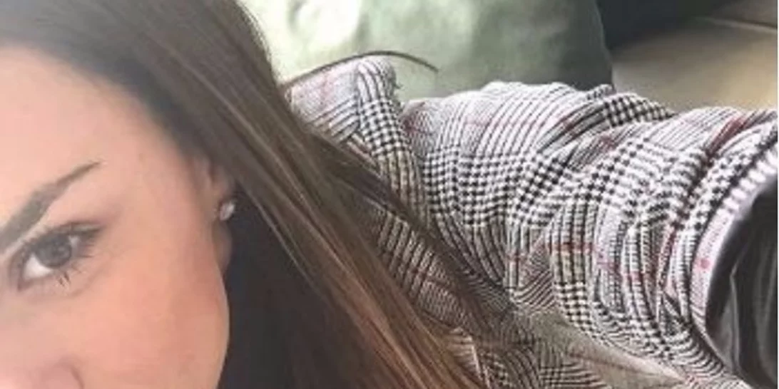 Ελένη Τσολάκη | Η φωτογραφία μπροστά από το στολισμένο δέντρο