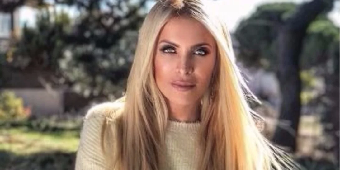 Κατερίνα Καινούργιου | Old Hollywood εμφάνιση σε θεατρική βραδιά