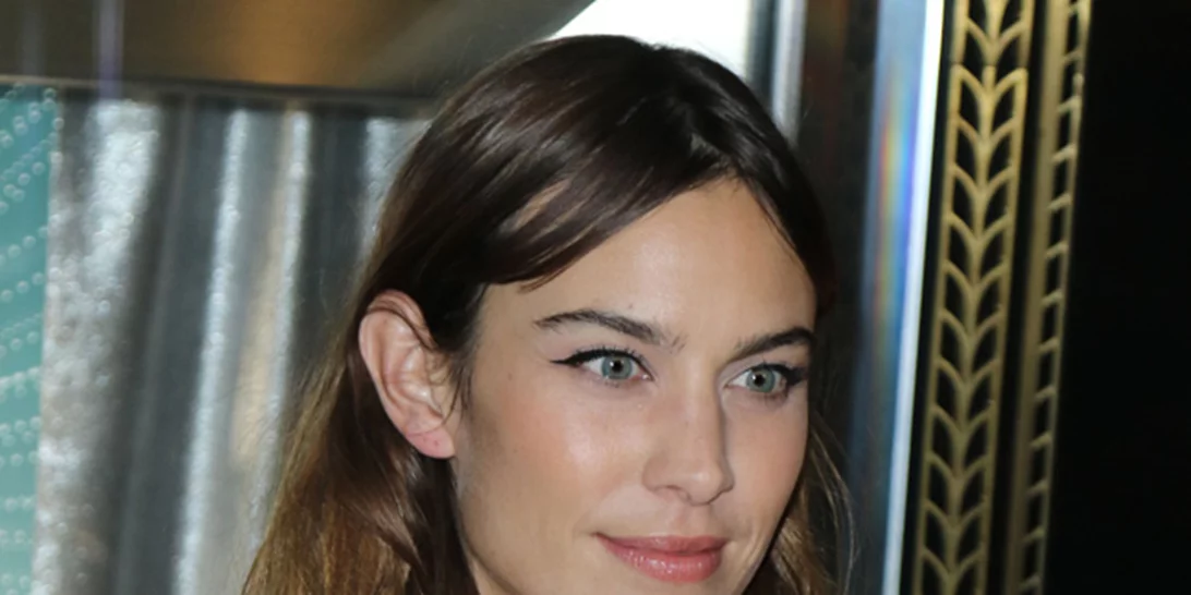 Η Alexa Chung ξέρει πως να φοράει το floral το χειμώνα