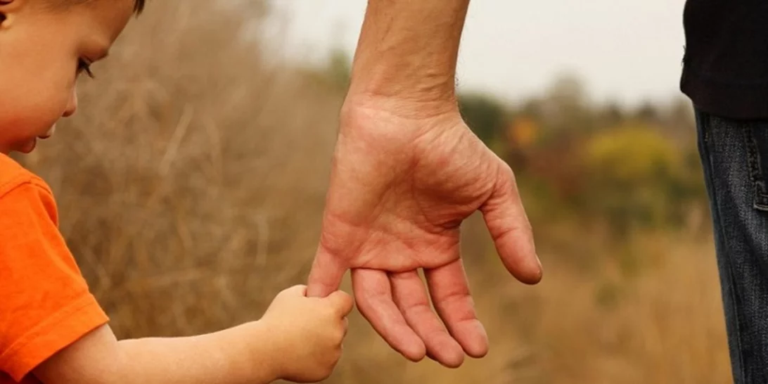 Πόσο δύσκολο είναι να μεγαλώνουμε με έναν συναισθηματικά απόμακρο πατέρα;