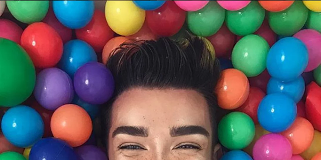 Πίσω στα 90s με τον James Charles να κάνει τάση την μοβ σκιά!