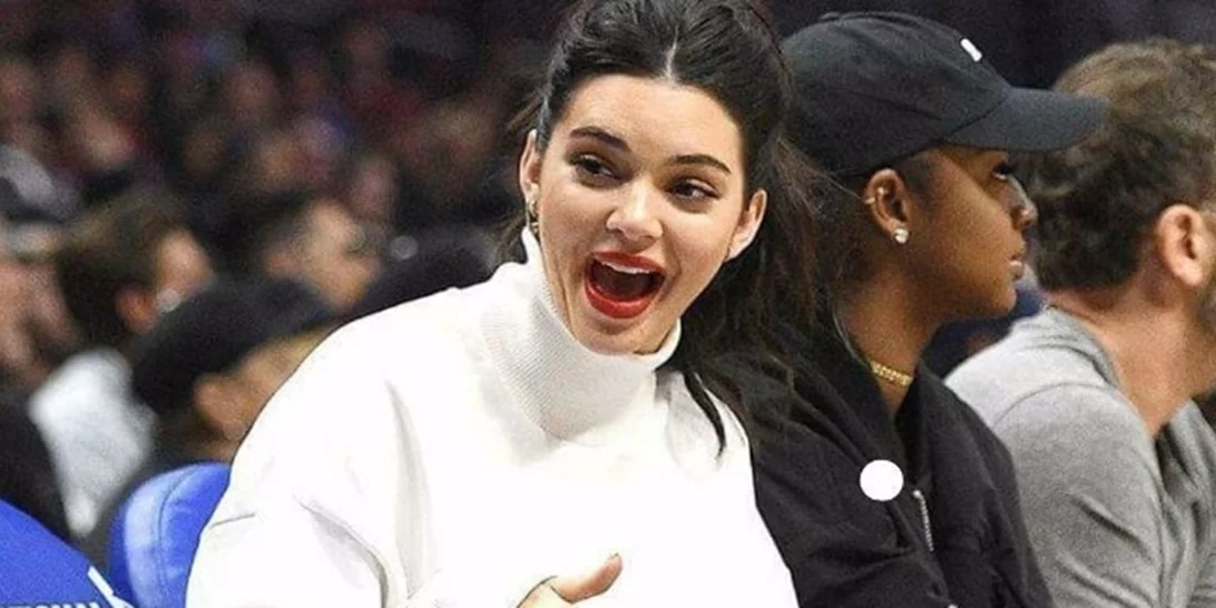 Η Kendall Jenner φόρεσε τις διαμαντένιες μπότες Saint Laurent σε αγώνα μπάσκετ