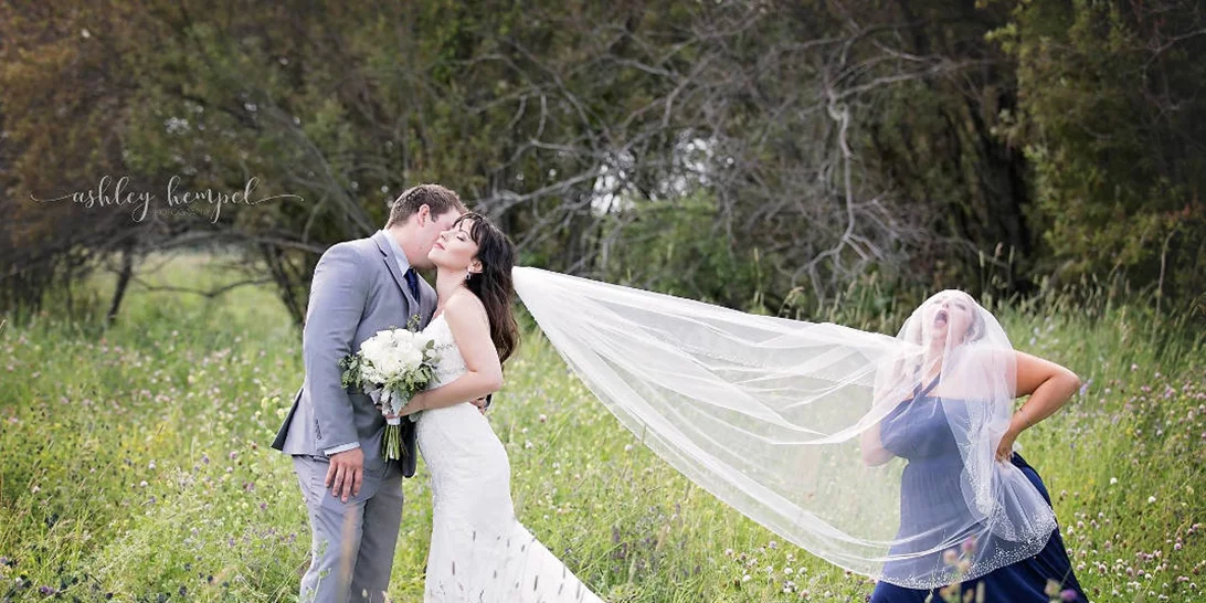 Αυτή η παράνυμφος κατάφερε να κλέψει την παράσταση στον γάμο της καλύτερης φίλης της!