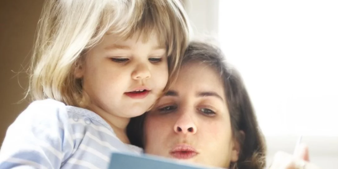 12 πράγματα που είναι καλό το παιδί σου να σε βλέπει να κάνεις