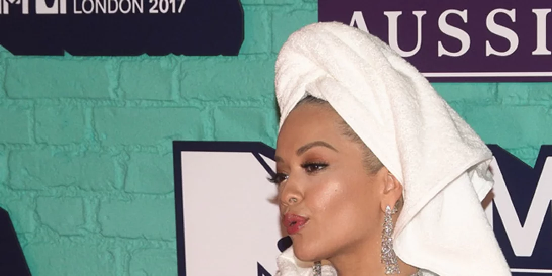 Η Rita Ora εμφανίστηκε στα MTV Awards φορώντας απλά ένα μπουρνούζι
