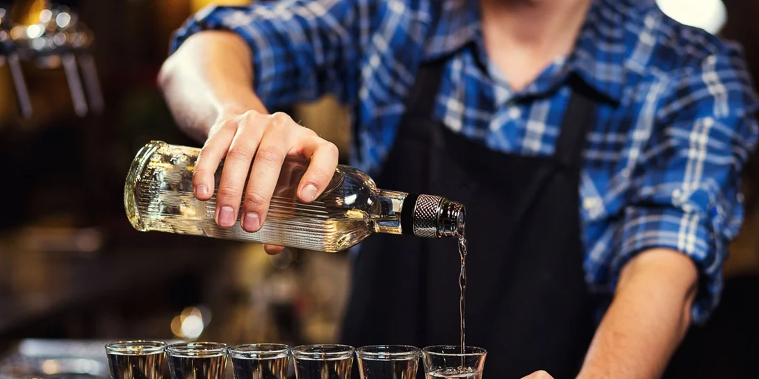 Η αλήθεια πίσω από τους δημοφιλέστερους μύθους για το αλκοόλ