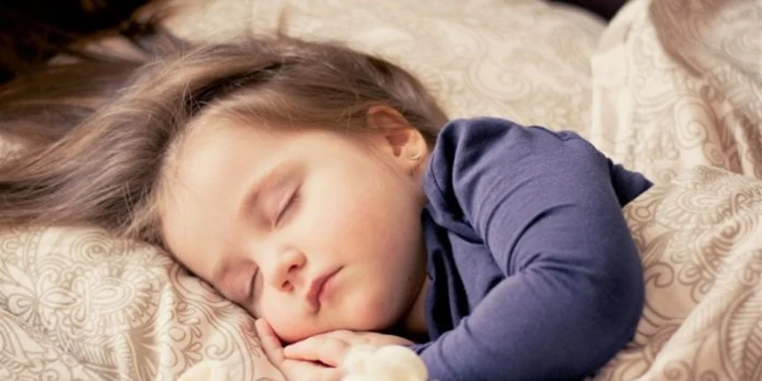 Είμαστε κι εμείς οι «γραφικοί» γονείς που κοιμίζουμε τα παιδιά μας νωρίς