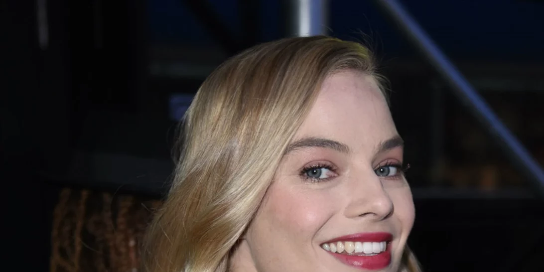 Margot Robbie | Δείχνει κι εκείνη το εσώρουχο της με τον πιο κομψό τρόπο