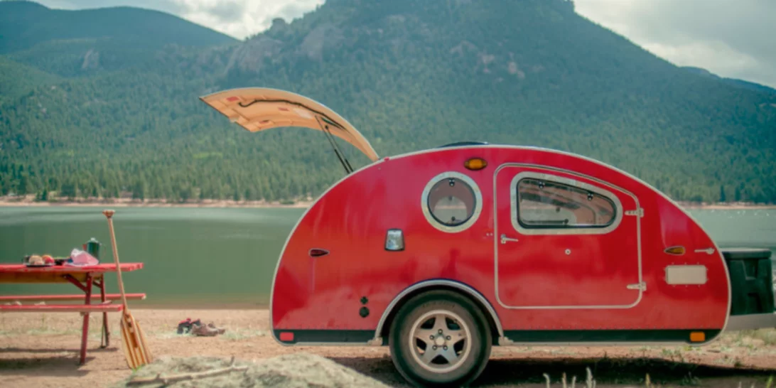 Το retro τροχόσπιτο που θα σε κάνει να ξεχάσεις τα ξενοδοχεία