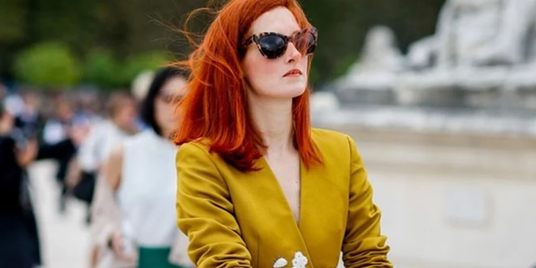 Αυτή η streetstyle star αποδεικνύει ότι όλα τα χρώματα ταιριάζουν στις κοκκινομάλλες