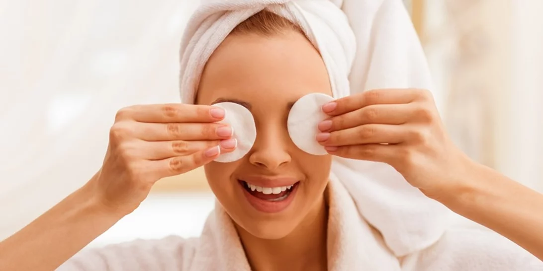 3 τρόποι ντεμακιγιάζ ματιών για κάθε περίσταση