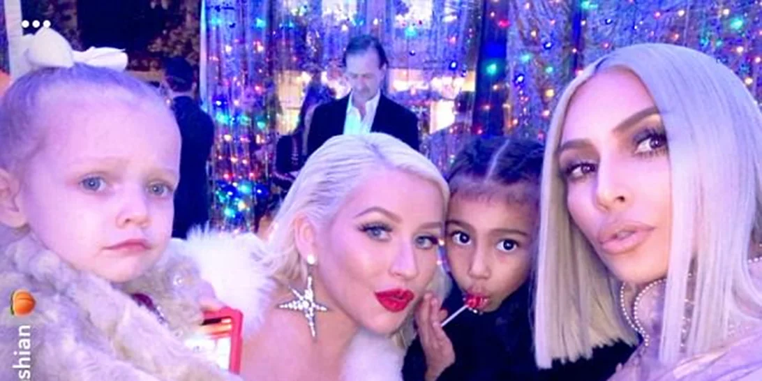 Kim Kardashian | Ολόκληρη η οικογένεια στο χριστουγεννιάτικο πάρτυ (εκτός από την Kylie!)