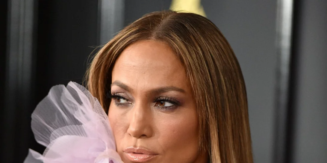 H Jennifer Lopez μοιάζει με το απόλυτο pin-up girl στη νέα καμπάνια της Guess