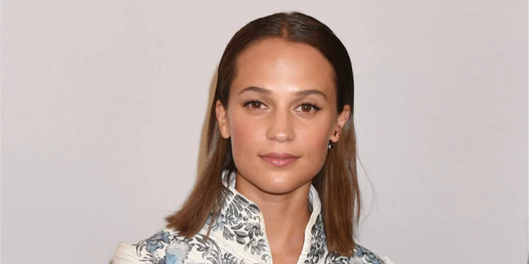 Η Alicia Vikander πρωταγωνιστεί στο εξώφυλλο της Vogue και είναι πιο εντυπωσιακή από ποτέ