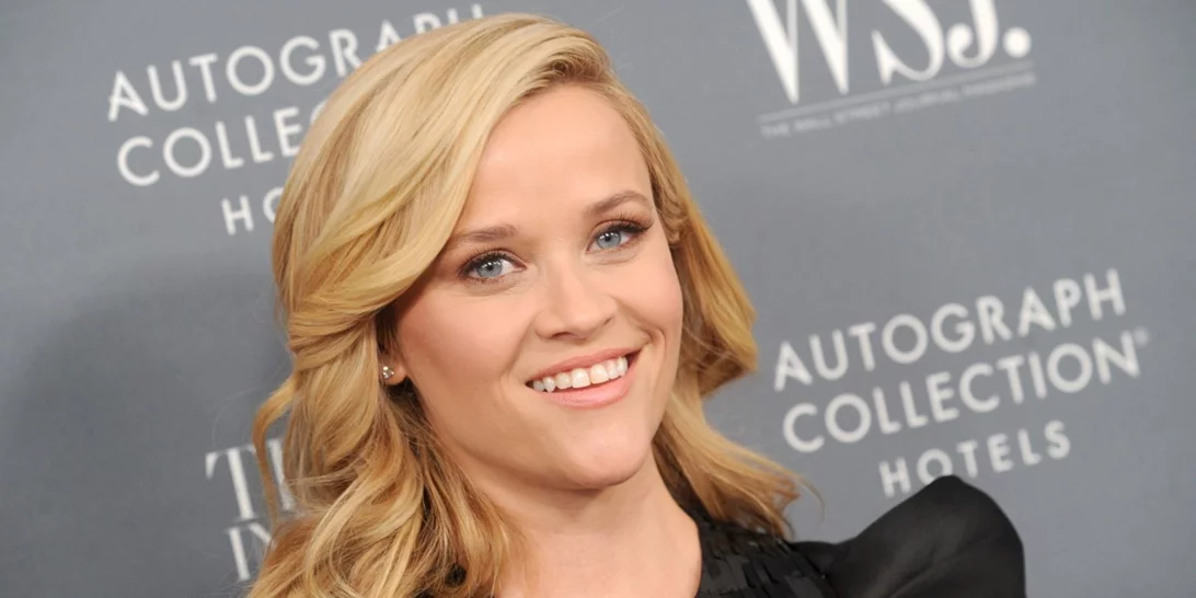 Reese Whitherspoon | Στολίζει το χριστουγεννιάτικο δέντρο της ντυμένη στα κόκκινα!