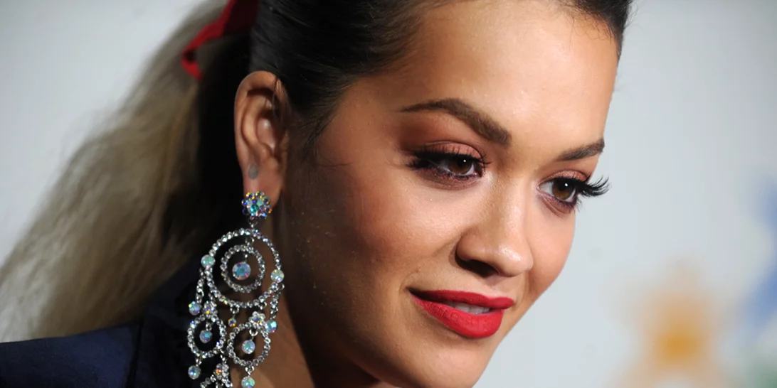 Rita Ora | Σέξι "μέλισσα" για το ημερολόγιο του Love (βίντεο)