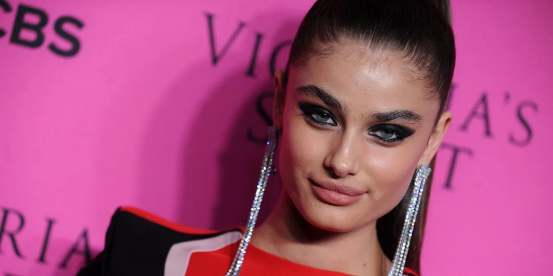 Ξέχνα όσα ήξερες: Τέρμα οι μπούκλες! Αυτό είναι το νέο signature hairstyle των αγγέλων της Victoria's Secret