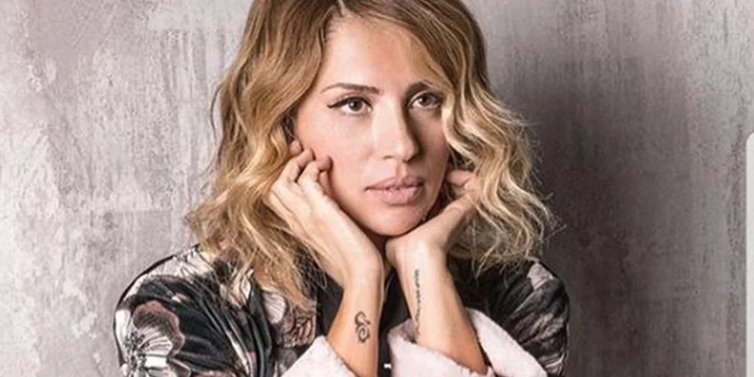 Μαρία Ηλιάκη | Στόλισε το Χριστουγεννιάτικο δέντρο και ποζάρει χαμογελαστή