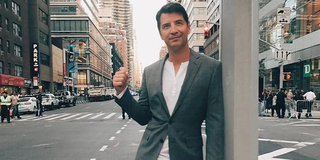 Σάκης Ρουβάς | Μαγνήτισε τα βλέμματα σε βραδινή έξοδο