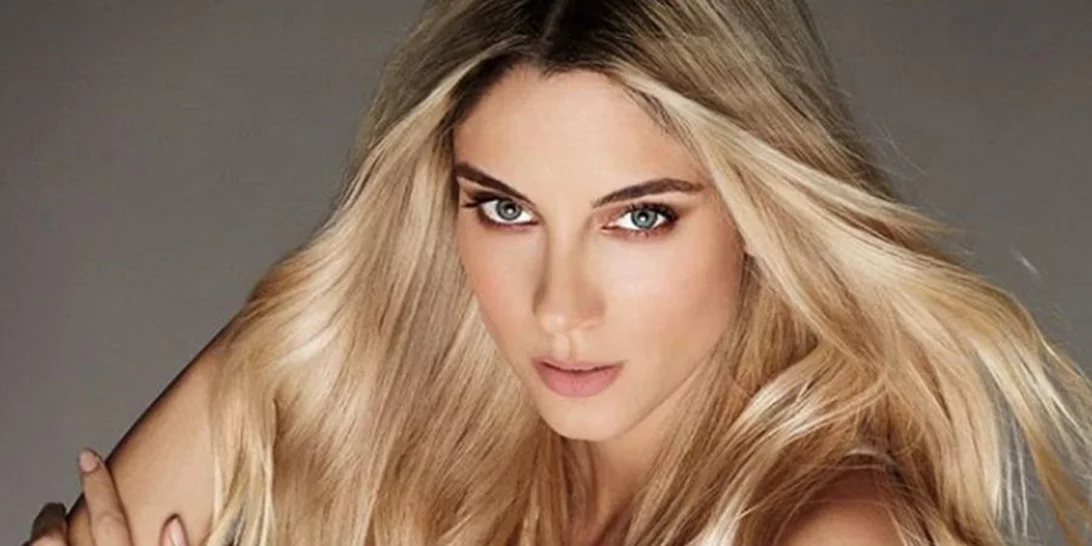 Δούκισσα Νομικού | Ποζάρει χωρίς μακιγιάζ μπροστά στον Χριστουγεννιάτικο δέντρο