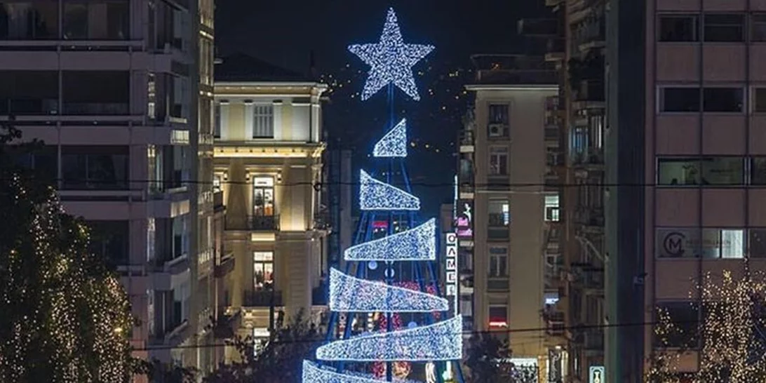Φωταγωγήθηκε το δέντρο της Αθήνας στο Σύνταγμα