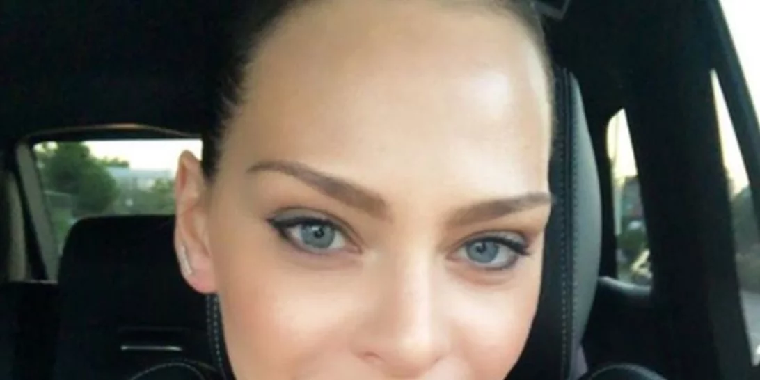 Υβόννη Μπόσνιακ | Εντυπωσιακή στην πρεμιέρα του Αντώνη Ρέμου