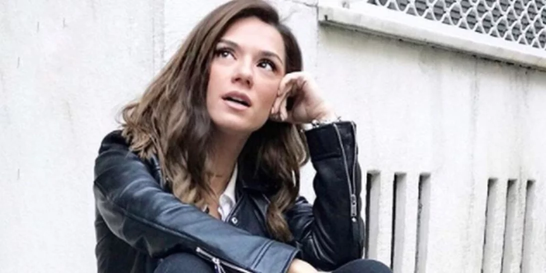 Βάσω Λασκαράκη | Ποζάρει μπροστά στο χριστουγεννιάτικο δέντρο