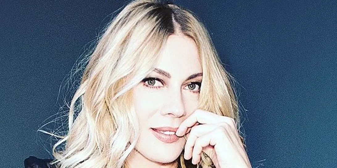 Σμαράγδα Καρύδη | Ποζάρει μαζί με τον Άγιο Βασίλη στο πιο γλυκό στιγμιότυπο