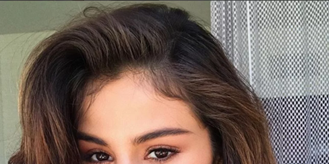 Η Selena Gomez μας δείχνει τη σύγχρονη εκδοχή του γαλλικού μανικιούρ