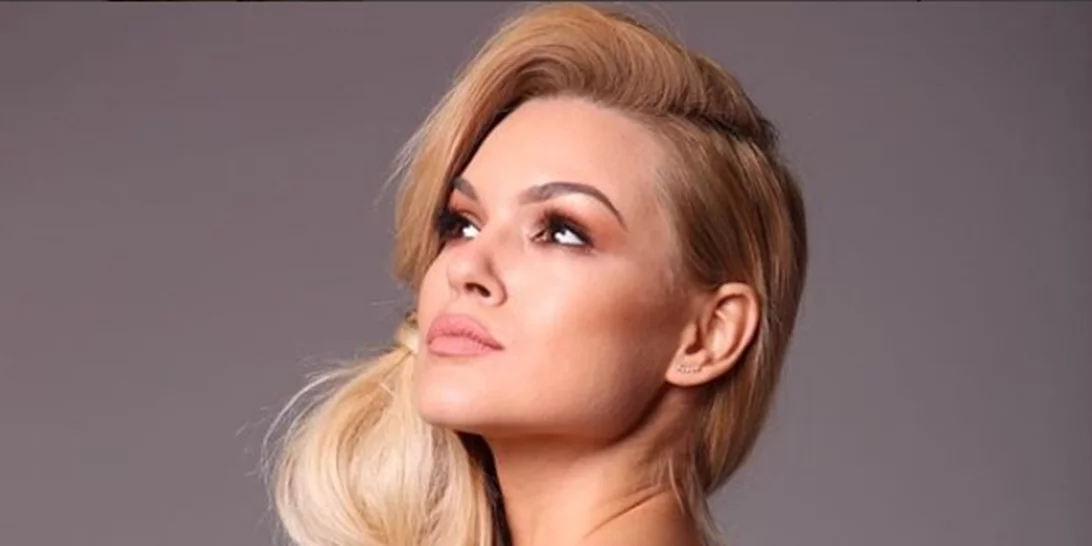 Βίκυ Κάβουρα | Στο πλευρό του Χρήστου Χολίδη στην πρεμιέρα στο Posidonio