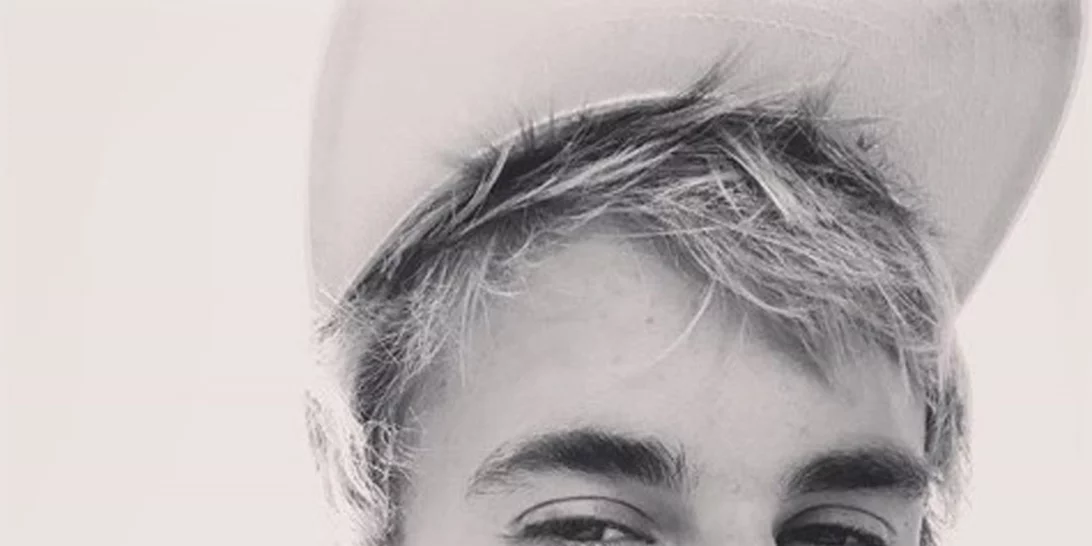 O Justin Bieber στολίζει το χριστουγεννιάτικο δέντρο.. ημίγυμνος!