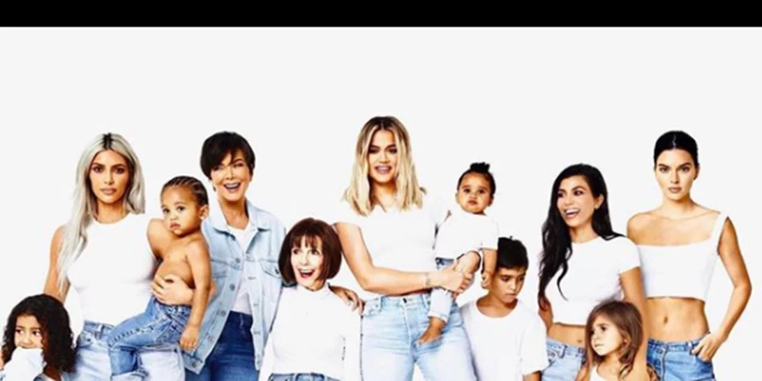 H θεωρία των fans για την κάρτα των Kardashians που σίγουρα δεν είχες σκεφτεί!