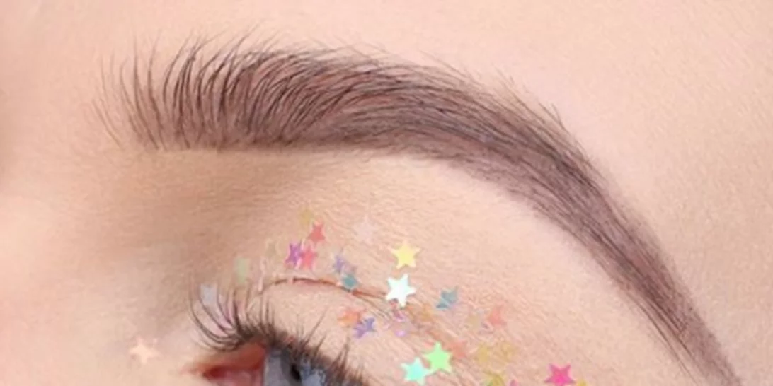Star liner: το eyeliner με αστεράκια είναι το πιο φρέσκο και πιο χριστουγεννιάτικο eye trend!