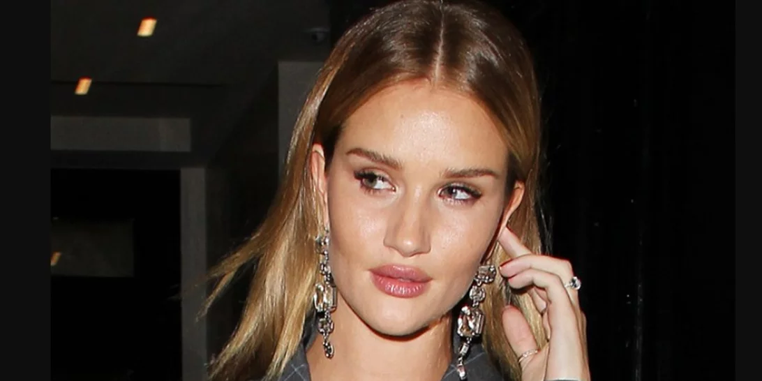 Rosie Huntington - Whiteley | Τι φόρεσε στο αεροδρόμιο που δεν περιμέναμε;
