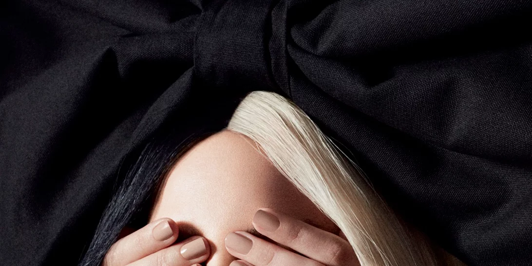 Δες το νέο κραγιόν Viva Glam, αποτέλεσμα της συνεργασίας της MAC με την Sia