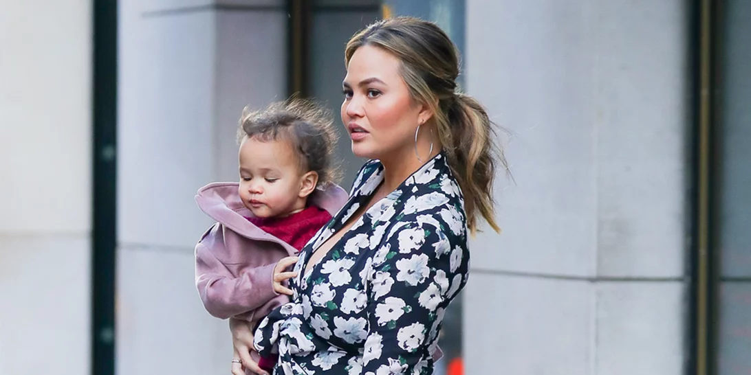 Chrissy Teigen: Σούπερ ιδέα για ντύσιμο στην εγκυμοσύνη