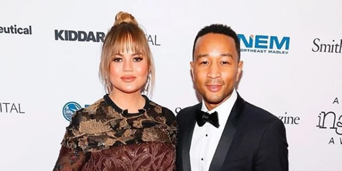 Chrissy Teigen | Η πρώτη δημόσια εμφάνιση με φουσκωμένη κοιλιά