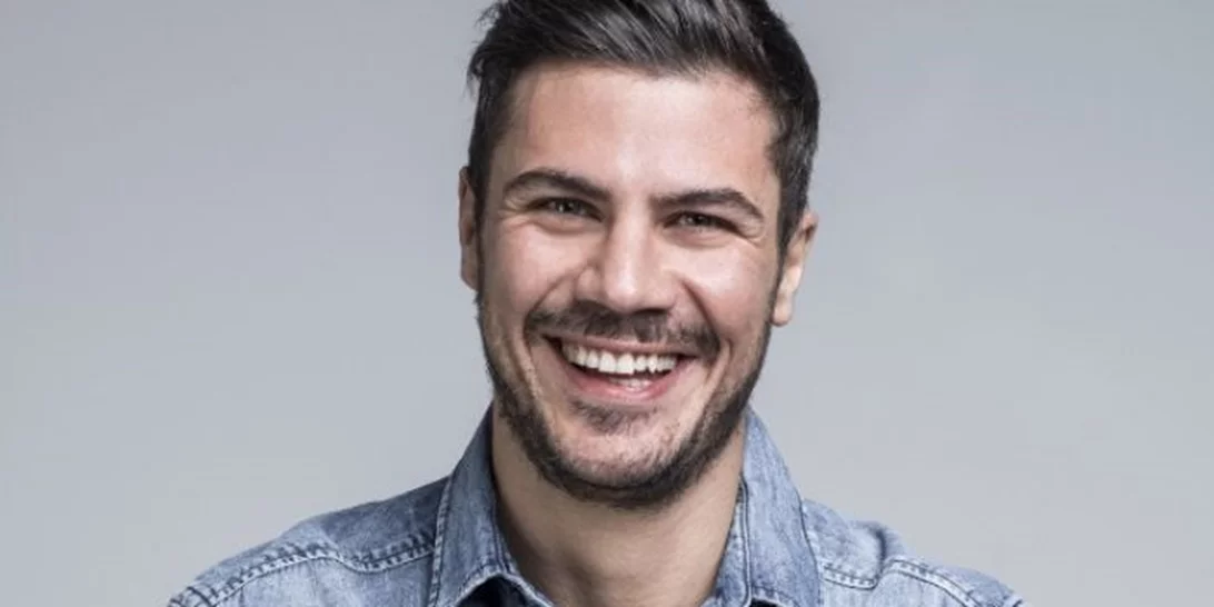 Άκης Πετρετζίκης | Μας έδειξε το Χριστουγεννιάτικο δέντρο του με την πιο sexy photo των φετινών εορτών!