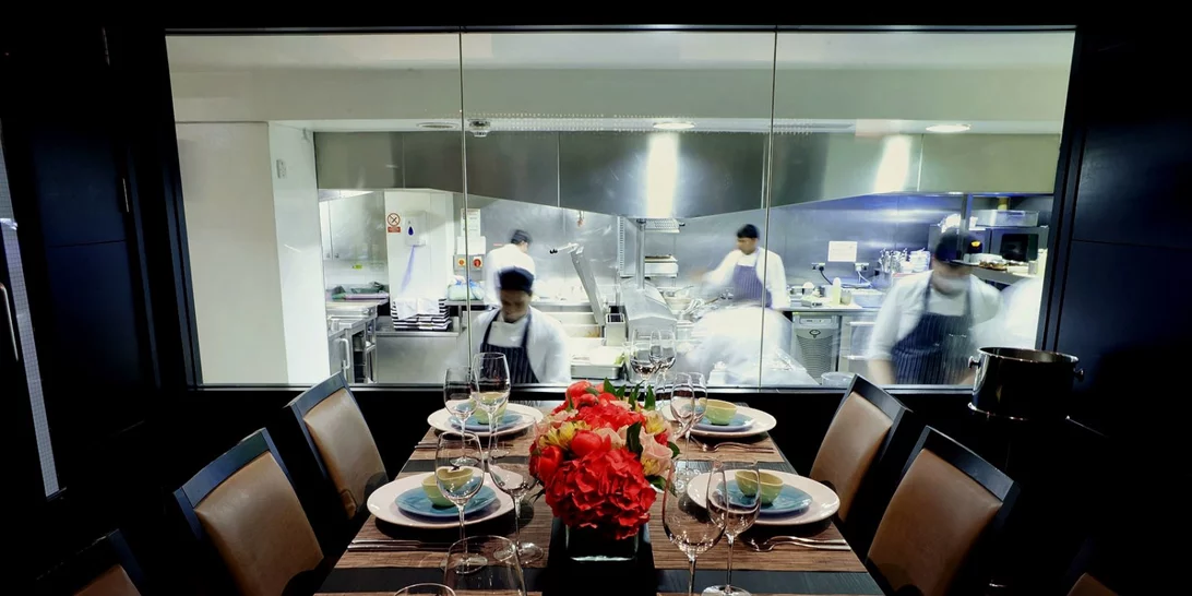 Ποια είναι τα ψυχολογικά τρικ που χρησιμοποιούν τα ακριβά εστιατόρια στους πελάτες;