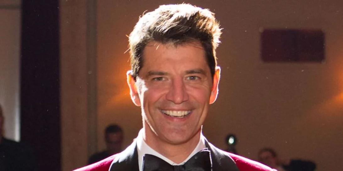 Σάκης Ρουβάς | Πιο λαμπερός από ποτέ σε χριστουγεννιάτικη συναυλία