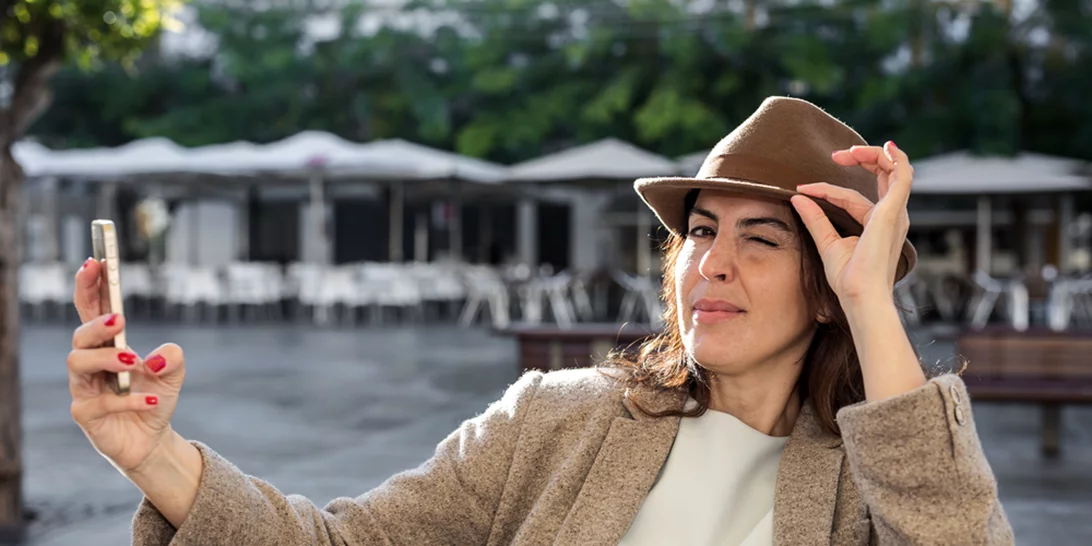 Πώς θα κάνεις την επιδερμίδα σου να δείχνει νεότερη με 2 κινήσεις!