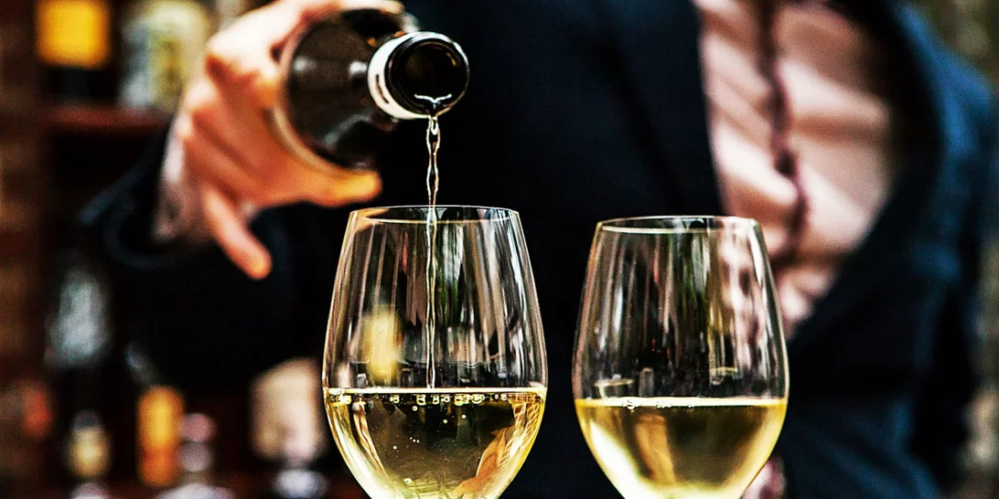 Γιατί πρέπει να παραγγέλνεις πάντα το πιο φθηνό κρασί του μενού