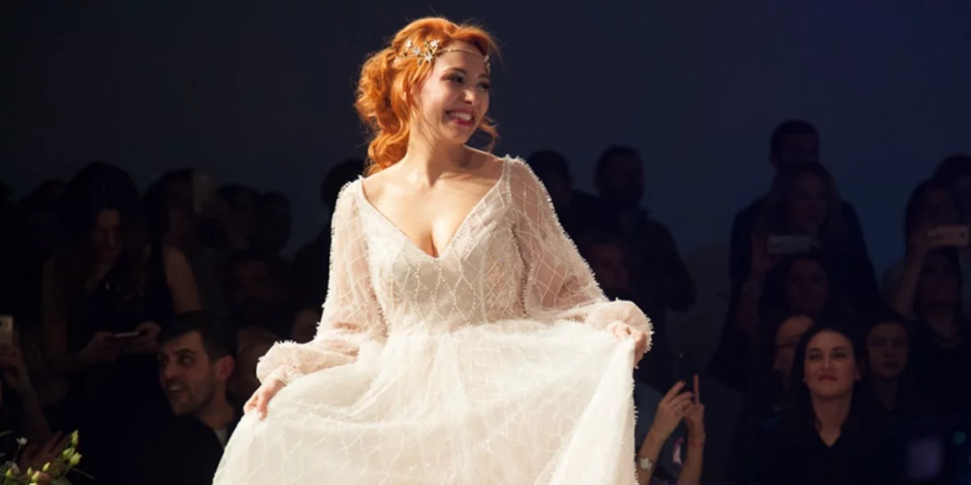 H beauty editor ντύθηκε νύφη: Όλες οι λεπτομέρειες για το νυφικό της χτένισμα