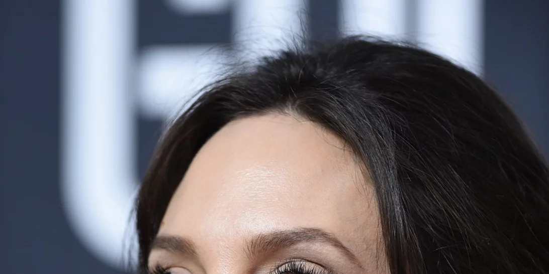 Angelina Jolie | Κάνει το ντεμπούτο της στο instagram με το... μπουρνούζι!