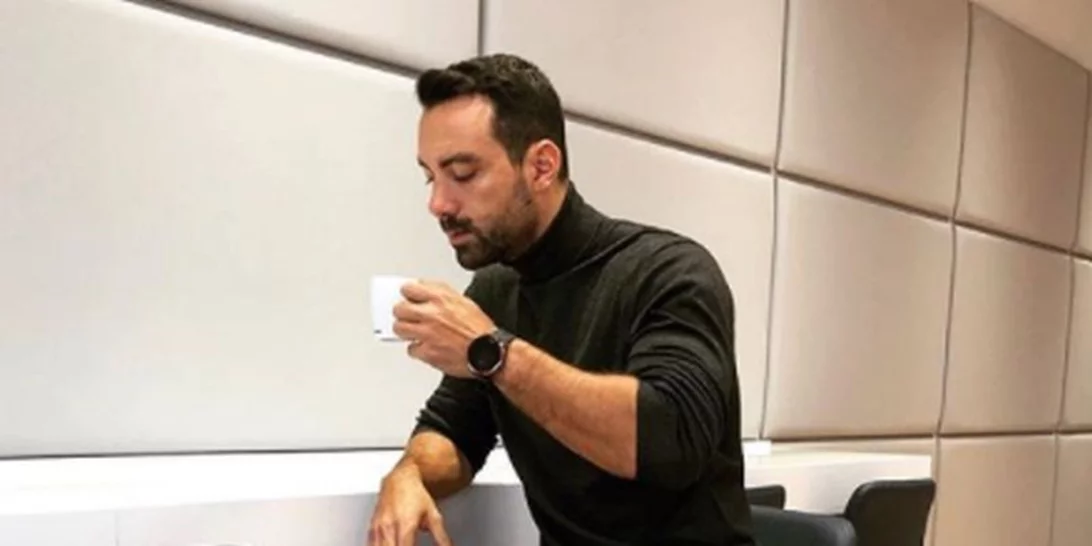 Σάκης Τανιμανίδης | Ποζάρει στο κρεβάτι του στον Άγιο Δομίνικο