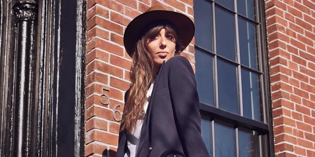 Ακολουθούμε μία Γαλλίδα στον καθρέφτη: Πώς βάφεται για την βραδινή της έξοδο;